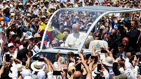 Decenas de personas reciben a Le�n XIV a su llegada a Santa Cruz.