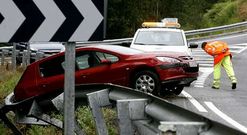 Dos coru�eses resultaron heridos en una salida de v�a en la zona de Ponte Vilari�o.