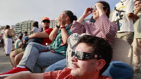 Eclipse total desde el paseo mar�timo de A Coru�a y las playas de Riazor y el Orz�n
