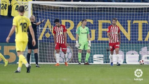 Jugadores del Almer�a se lamentan tras un gol del Villarreal