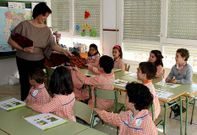 La concejala Bego�a Rodr�guez visit� los centros escolares del municipio y regal� libros a los alumnos.