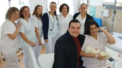Yr�n y su esposa Betsy con la peque�a Victoria y el equipo de profesionales del servicio del hospital de O Barco