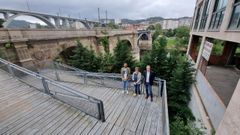 Parte de los miembros del grupo municipal, en la zona en la que piden mejorar la accesibilidad.