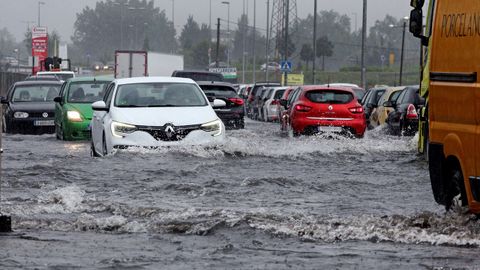 Varios coches intentan circular por los alrededores del Pol�gono Industrial del Esp�ritu Santo de Oviedo, donde se han producido inundaciones por las fuertes tormentas de hoy. La cordillera, los Picos de Europa y el litoral oriental asturiano est�n hoy en alerta amarilla, con una previsi�n de precipitaciones que podr�an alcanzar los 15 litros por metro cuadrado en una hora, informa la Agencia Estatal de Meteorolog�a (Aemet).