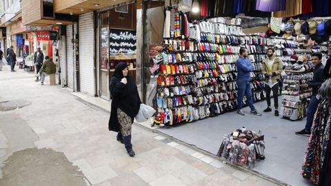 Una mujer iran entra en un mercado, enTehern