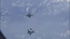 Un vdeo grabado desde el interior del avin del ministro ruso muestra al F-18 espaol (arriba) volando cerca del aparato hasta que da un giro para alejarse despus de la llegada de un caza ruso Su-27 (abajo)