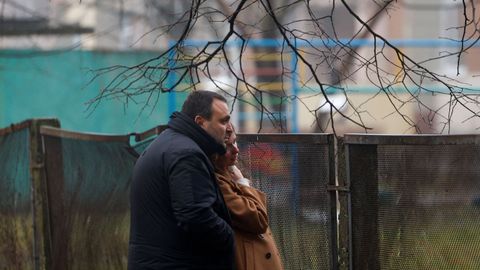 Varias personas congregadas en los alrededores del lugar en el que se ha estrellado un avi�n en Brovary, Ucrania