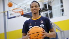 Alonzo Verge posa para La Voz en el polideportivo de Elvi�a.