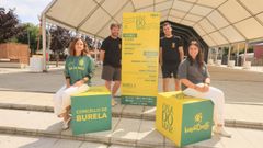 Este m�rcores, cos �ltimos preparativos. Sentadas, a rexedora de Burela, Carmela L�pez (� esquerda) e a edila de Cultura, Lina G�mez. De p�, Diego Campo e Sergio Alonso, da organizaci�n de Fanto Fantini