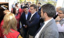 Feijoo, en el centro, con las delegadas sindicales, a la izquierda, ayer por la tarde, en Area. 