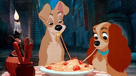 La pel�cula de Walt Disney descubri� al gran p�blico un plato ic�nico de la cocina italoamericana: espaguetis con alb�ndigas. Tambi�n sent� el precedente de lo que hoy es una suerte de brindis al romanticismo, el gesto de compartir fideo con el amor de tu vida, escena ic�nica de este cl�sico infantil.