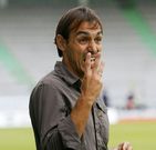 Miguel Tena trabaja duro para conjuntar al equipo. 