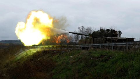 Soldados ucranianos disparan desde un tanque T80 capturado en marzo a las tropas rusas.