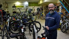 Alfredo A��n electrifica bicicletas desde hace tres a�os