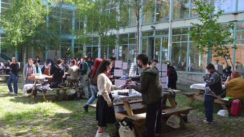 Patio de la Facultade de Belas Artes de Pontevedra, durante una actividad por San Ero