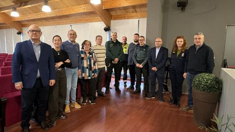 El subdelegado Eladio Santos, primero izquierda, con representantes de Concellos del oriente ourensano para coordinar la seguridad de cara al eclipse del 12 de agosto.