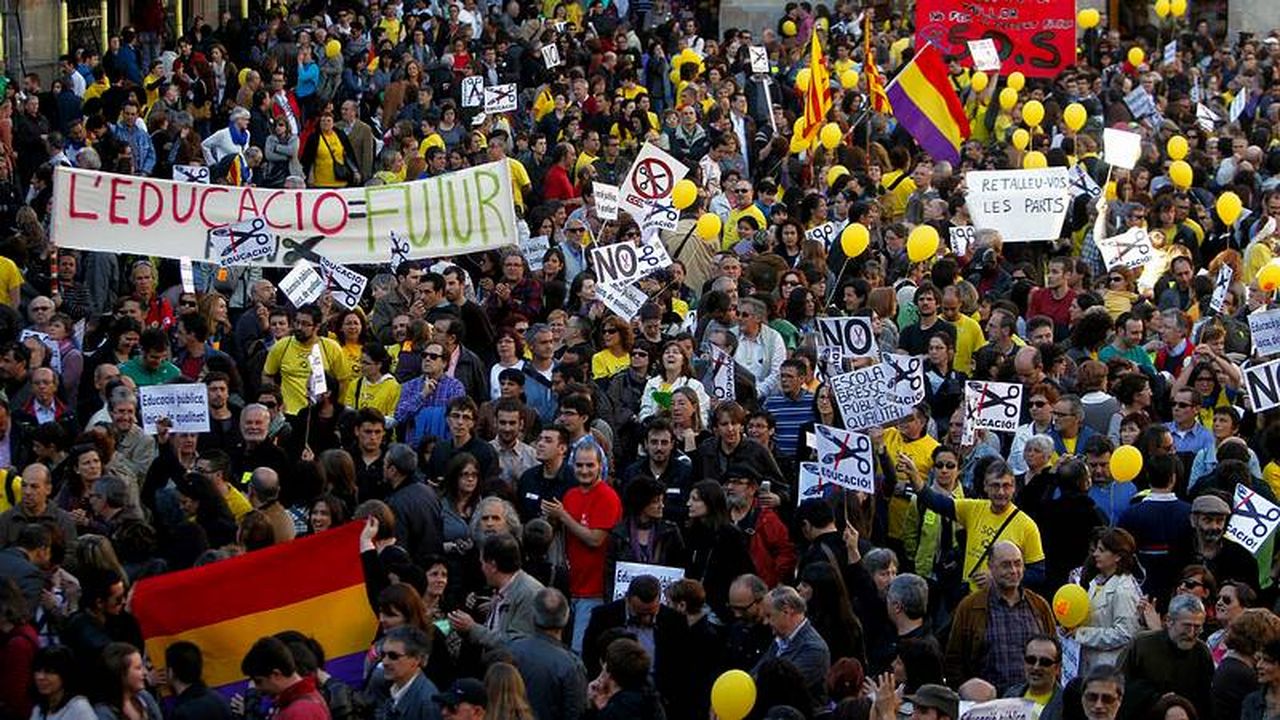 Miles de personas protestan en Barcelona contra los recortes en educación