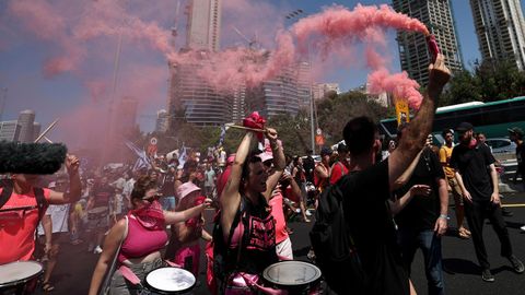 Protesta multitudinaria en Tel Aviv para exigir al Gobierno el retorno de los rehenes israeles.