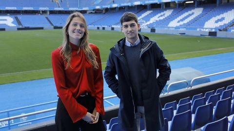 Ana Julia, responsable de proyectos internacionales del Deportivo, y Álex Vidal, responsable del área internacional, posan en el estadio de Riazor