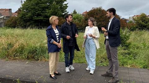 Dirixentes populares visitando a parcela de Marxión en Vilagarcía onde se vai construir vivenda pública