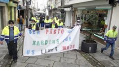 Los trabajadores de Jardines marcharon este martes entre la plaza de Armas y la de Espa�a, donde se unieron a la protesta en el servicio de bibliotecas.