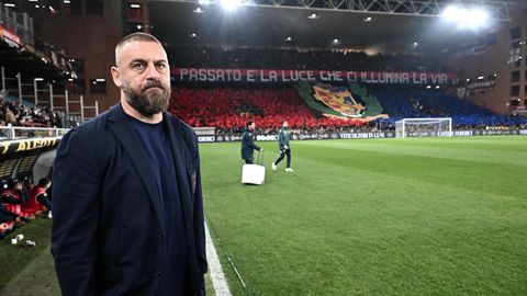 Daniele de Rossi, con la hinchada del G�nova de fondo, antes de un partido de la pasada temporada.
