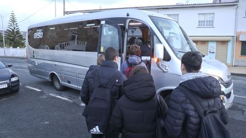 Tras la incidencia registrada el lunes, este martes el primer autobús de la línea 4 pasó a su hora por la parada situada junto a la farmacia de Covas, en torno a las 07.55