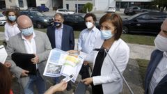 La conselleira �ngeles V�zquez muestra los planos de las fases dos y tres de As G�ndaras