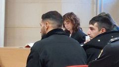 Samuel Jim�nez Bentos, a la derecha de la imagen, durante el �ltimo juicio que ha tenido que afrontar por robo con fuerza en la Audiencia Provincial de Santiago