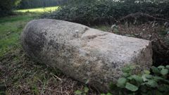 Miliario tirado y roto