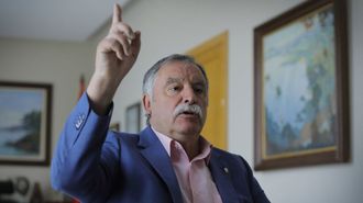 El alcalde de Oleiros se encara con insultos con su polic�a local