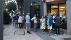 Colas en una agencia de viajes de Ourense por los viajes del Imserso