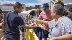 Dos mil raciones de rosca con queso se repartieron entre los asistentes a la Feira da Rosca de Sober