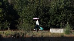 Una mujer se protege del Sol. Imagen del pasado 3 de octubre