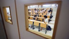 Alumnos examin�ndose de la EBAU en un aula