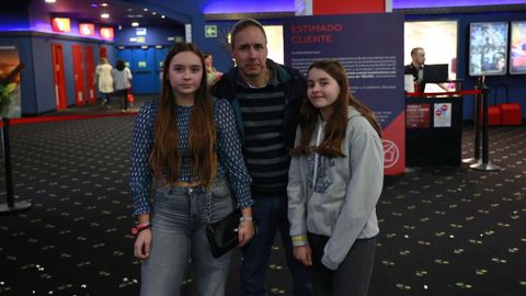 V�ctor, junto a sus hijas antes de entrar por �ltima vez a los cines de Espacio Coru�a