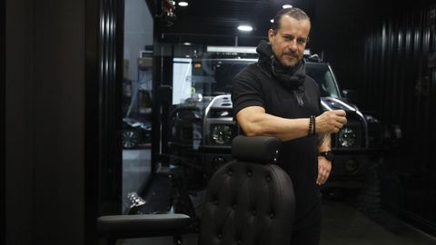 Eduardo Souto, en su despacho, donde ha instalado un tocador en el que todavía corta el pelo a algunos amigos, y en el que tiene expuesto su Hummer