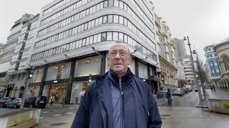 Javier Rilo se jubila de su puesto de portero en el centro de A Coru�a.