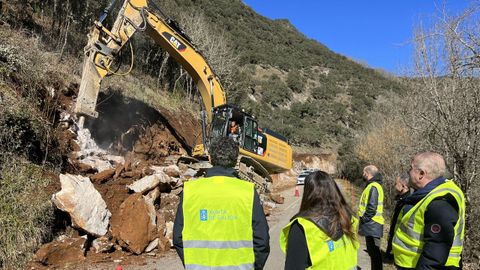 El delegado territorial de la Xunta, Javier Arias (de espaldas, a la izquierda) visit las obras junto con la alcaldesa Dolores Castro