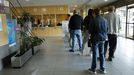 Pacientes hacen cola en el centro de salud de Viveiro, en una imagen de archivo.