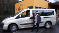 Uno de los taxis que se encargan del servicio de transporte escolar ante el colegio Poeta Ux�o Novoneyra, en Seoane do Courel
