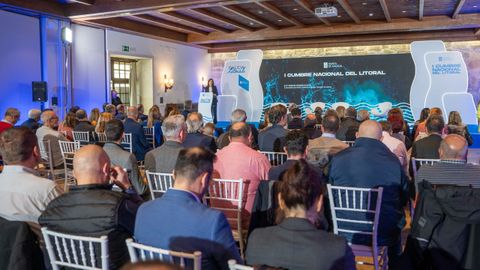 �ngeles V�zquez clausur� la cumbre de Baiona sobre el litoral.