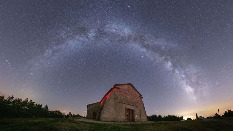 El santuario del monte Faro bajo el cielo estrellado