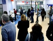 Colas en una oficina de empleo de la ciudad de Pontevedra, en una imagen de archivo.
