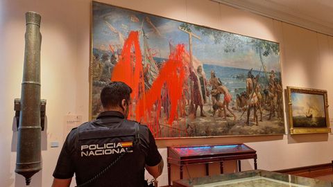 Dos activistas de Futuro Vegetal han lanzado pintura roja sobre un cuadro en el Museo Naval de Madrid