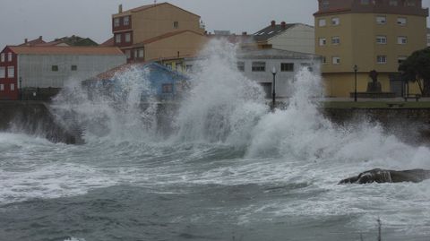 El paseo de O Coído, en Muxía, actúa de pared para impedir el paso de las olas cuando hay mucho temporal, como ocurrió en noviembre del 2018 con la borrasca Beatriz
