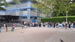 Colas para entrar en la biblioteca Conchi de Santiago