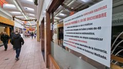 Cartel anunciando el cierre de la cafeter�a Galer�as de las Galer�as La Oliva
