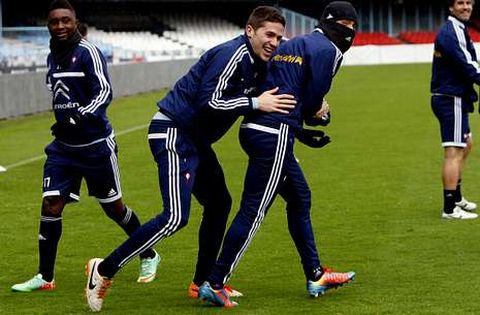 Font�s jugando con un tapado Charles al inicio de la sesi�n de entrenamiento en Bala�dos.