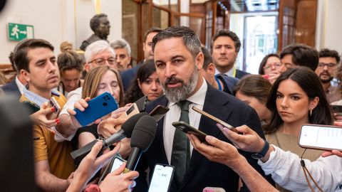 El líder de Vox, Santiago Abascal, atiende a los medios en los pasillos del Congreso.